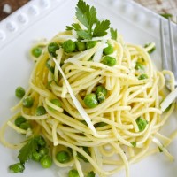 Spaghetti with Garlic and Peas (Aglio e Olio)
